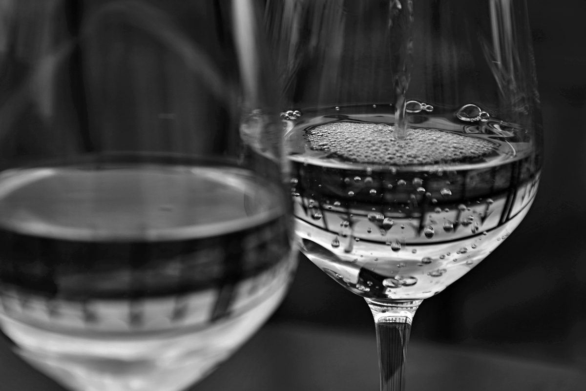 Glass vs crystal - Whicjh is better - Royal Glass